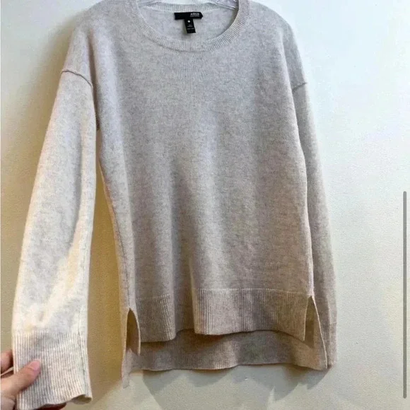 Aqua Women’s 100% Cashmere Classic Cream Crew Neck Sweater Small - Picture 4 of 8